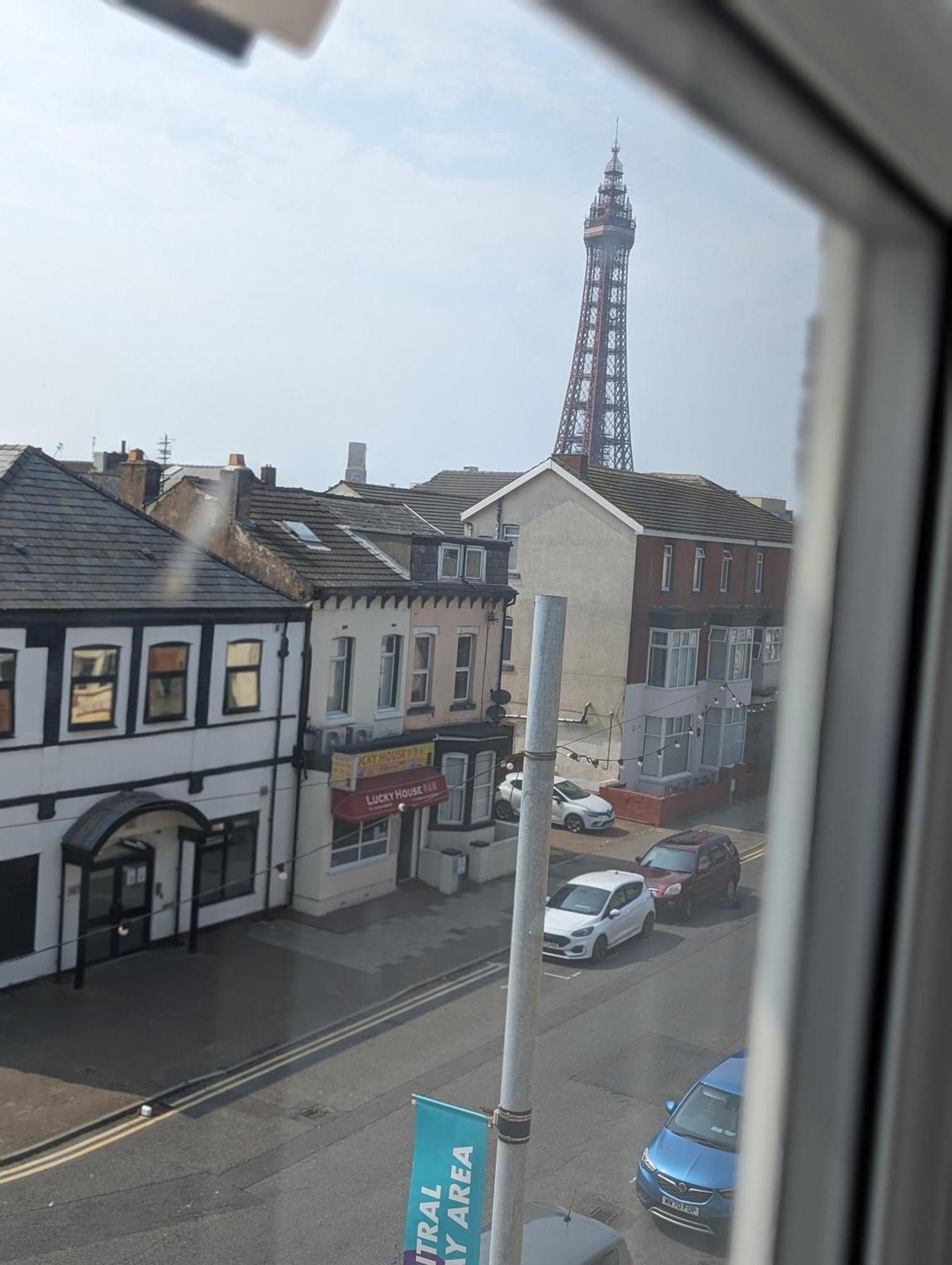 Wonky Towers Bed & Breakfast Blackpool Bagian luar foto